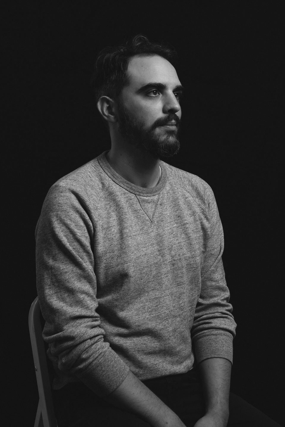 Stéphane Drozdz, assis, en noir et blanc, le regard tourné vers la droite.